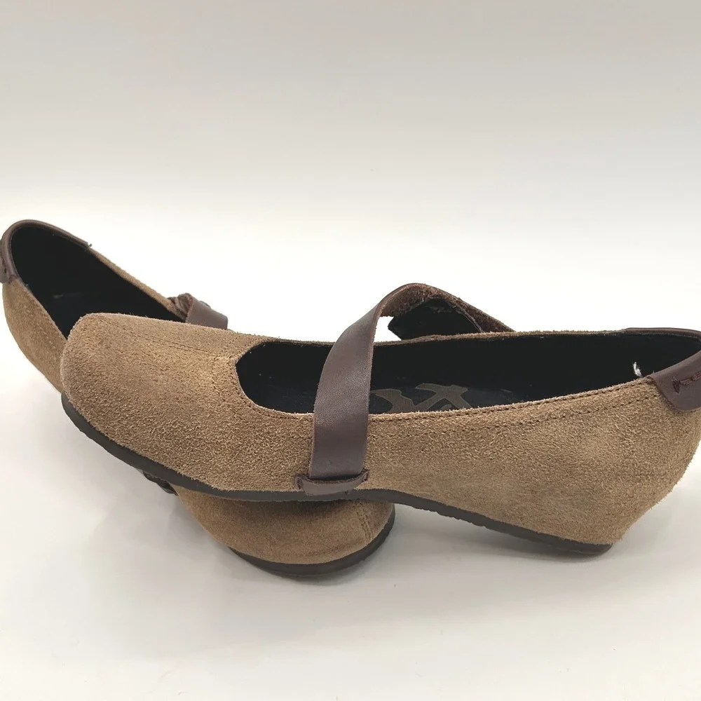 OTBT Suede Mary Jane Flats Tan Brown Leather Strap Comfort Shoes Size 8